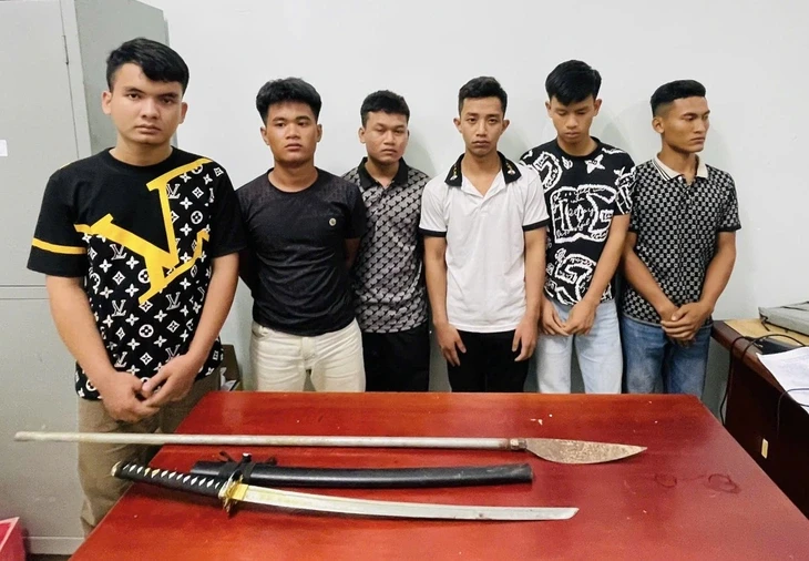 Khởi tố 6 bị can mang hung khí chém trọng thương 2 người chạy xe máy nẹt pô Khởi tố 6 bị can mang hung khí chém trọng thương 2 người chạy xe máy nẹt pô