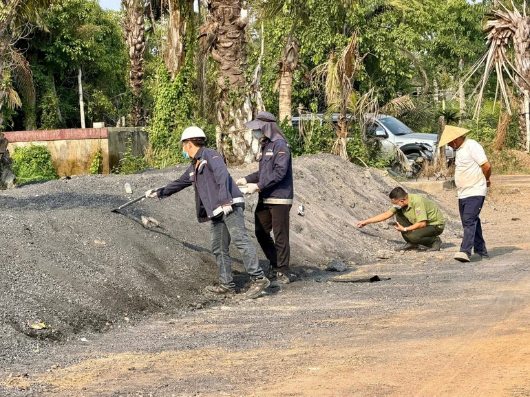 Khởi tố 7 bị can đổ trái phép hơn 20.000 tấn chất thải ra môi trường Khởi tố 7 bị can đổ trái phép hơn 20.000 tấn chất thải ra môi trường
