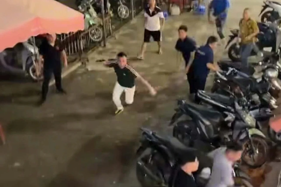 Khởi tố 7 bị can trong vụ hỗn chiến tại Quán Nhỏ ở Hà Nội Khởi tố 7 bị can trong vụ hỗn chiến tại Quán Nhỏ ở Hà Nội