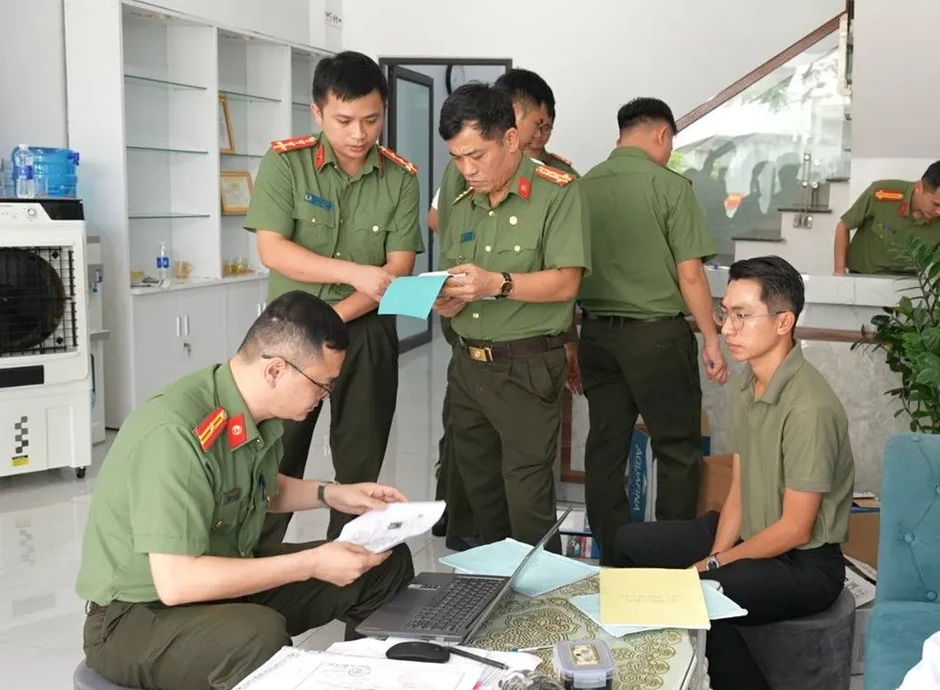 Khởi tố bác sĩ “dởm” điều hành phòng khám, lừa dối khách hàng hàng trăm triệu đồng Khởi tố bác sĩ “dởm” điều hành phòng khám, lừa dối khách hàng hàng trăm triệu đồng