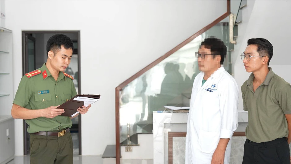 Khởi tố bác sĩ rởm lừa dối khách hàng hàng trăm triệu đồng Khởi tố bác sĩ rởm lừa dối khách hàng hàng trăm triệu đồng