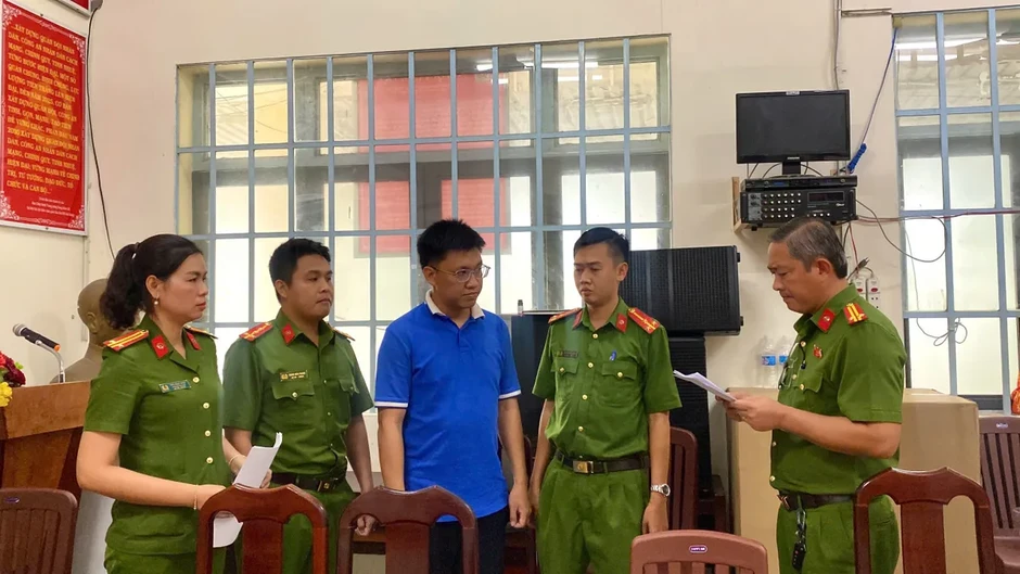 Khởi tố, bắt giám đốc doanh nghiệp sản xuất nước yến giả quy mô lớn Khởi tố, bắt giám đốc doanh nghiệp sản xuất nước yến giả quy mô lớn