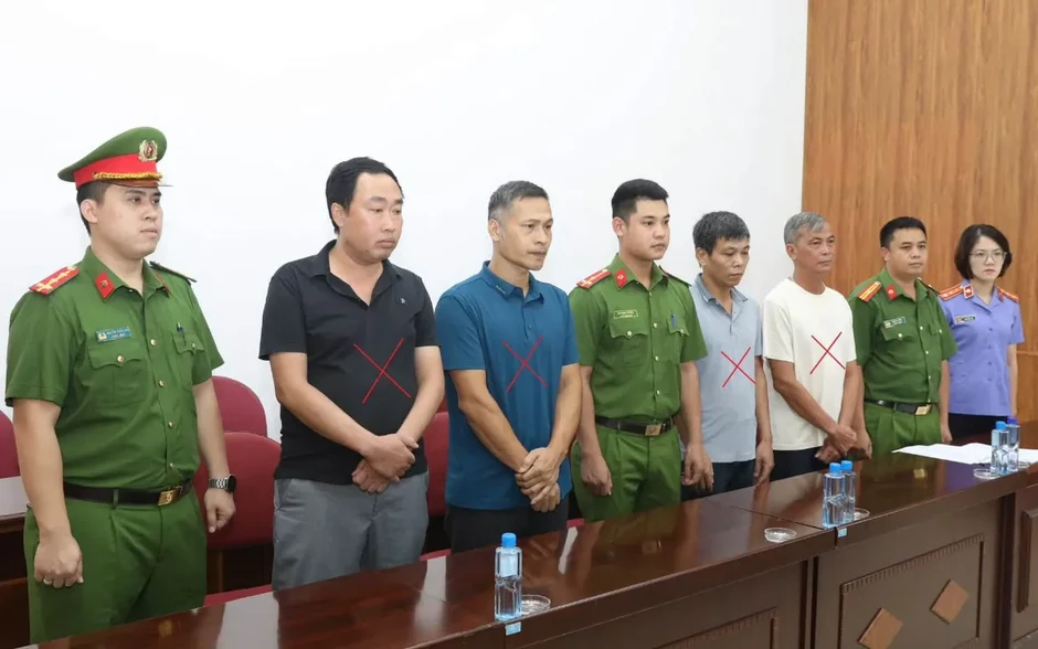 Khởi tố, bắt tạm giam 4 đối tượng khai thác cát trái phép trên sông Đà