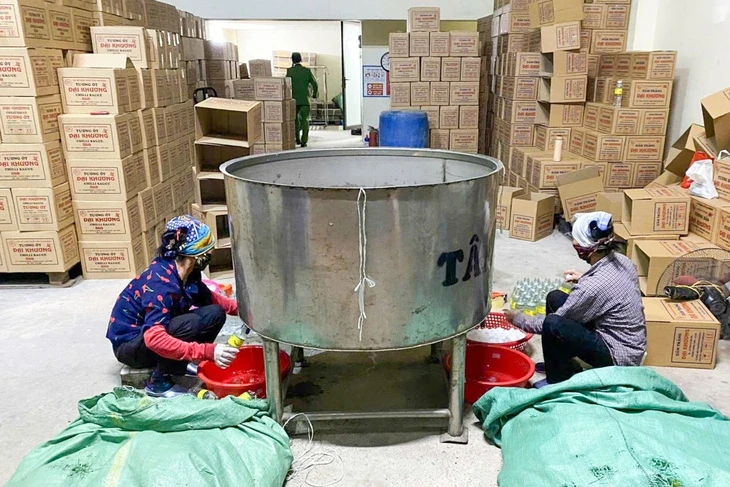 Khởi tố, bắt tạm giam chủ cơ sở pha axit acetic với nước làm 'giấm trắng 100% tự nhiên' Khởi tố, bắt tạm giam chủ cơ sở pha axit acetic với nước làm 'giấm trắng 100% tự nhiên'
