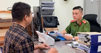 Khởi tố, bắt tạm giam chủ nhà sách mua bán gần 34.000 cuốn sách giả