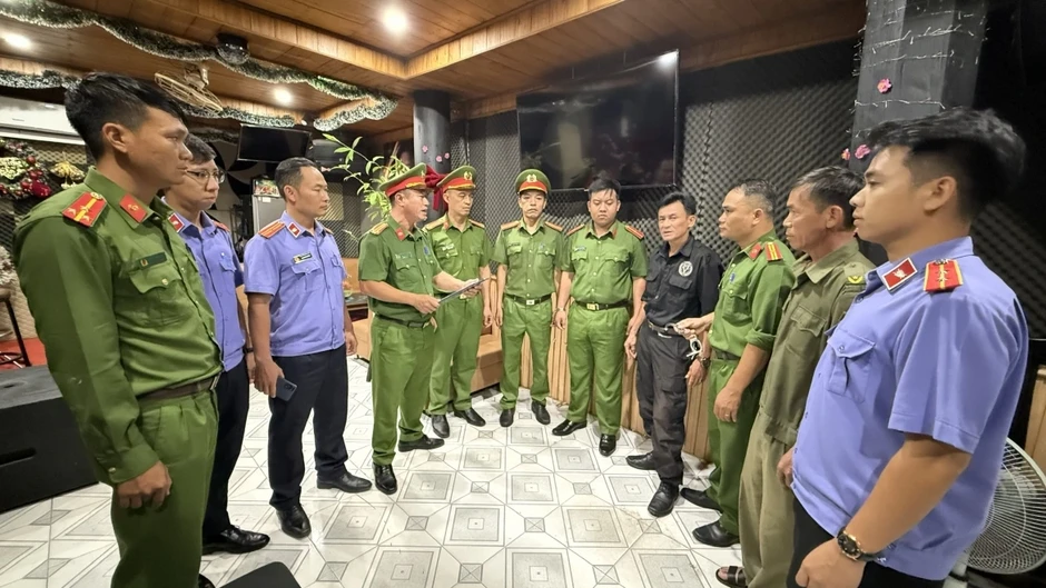 Khởi tố, bắt tạm giam người đàn ông lái xe Jeep đe đoạ tài xế công nghệ tại Đắk Lắk Khởi tố, bắt tạm giam người đàn ông lái xe Jeep đe đoạ tài xế công nghệ tại Đắk Lắk