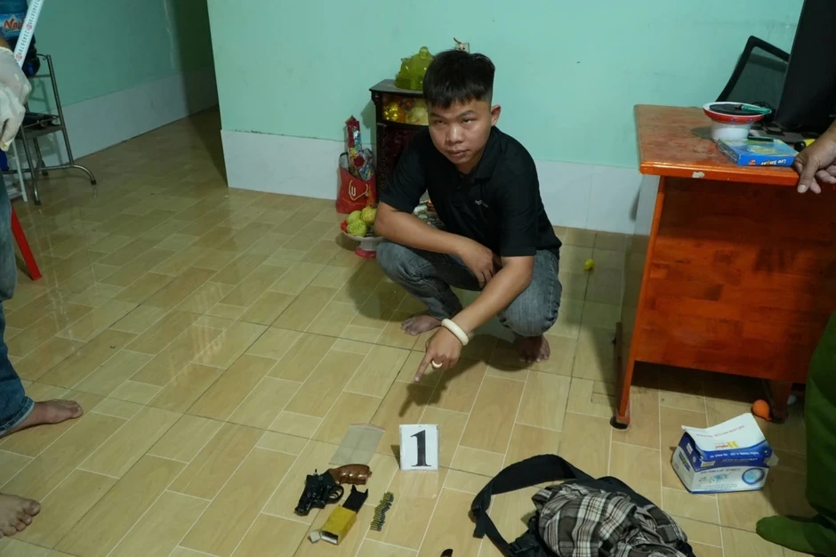 Khởi tố các đối tượng mua bán trái phép vũ khí quân dụng Khởi tố các đối tượng mua bán trái phép vũ khí quân dụng