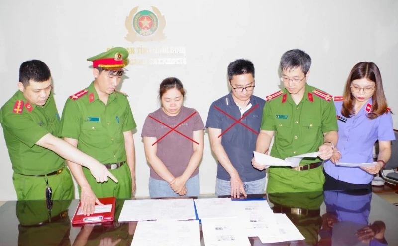 Khởi tố cặp đôi làm giả hồ sơ mua nhà ở xã hội Khởi tố cặp đôi làm giả hồ sơ mua nhà ở xã hội