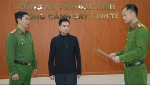 Khởi tố chủ cơ sở sản xuất số lượng lớn giấm ăn giả bằng axit và nước