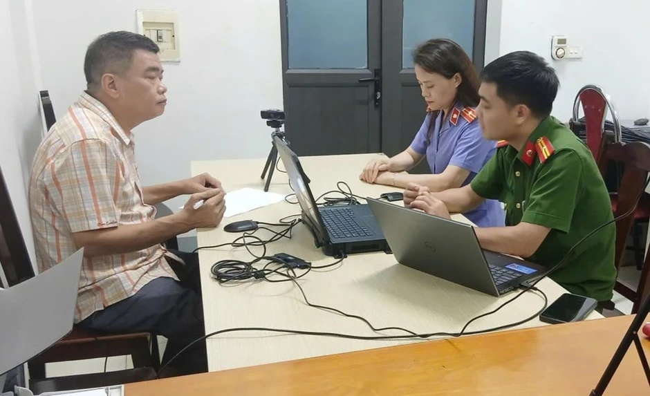 Khởi tố chủ doanh nghiệp đổ hơn 636 tấn bã bê tông ra khu vực ven sông Hồng Khởi tố chủ doanh nghiệp đổ hơn 636 tấn bã bê tông ra khu vực ven sông Hồng