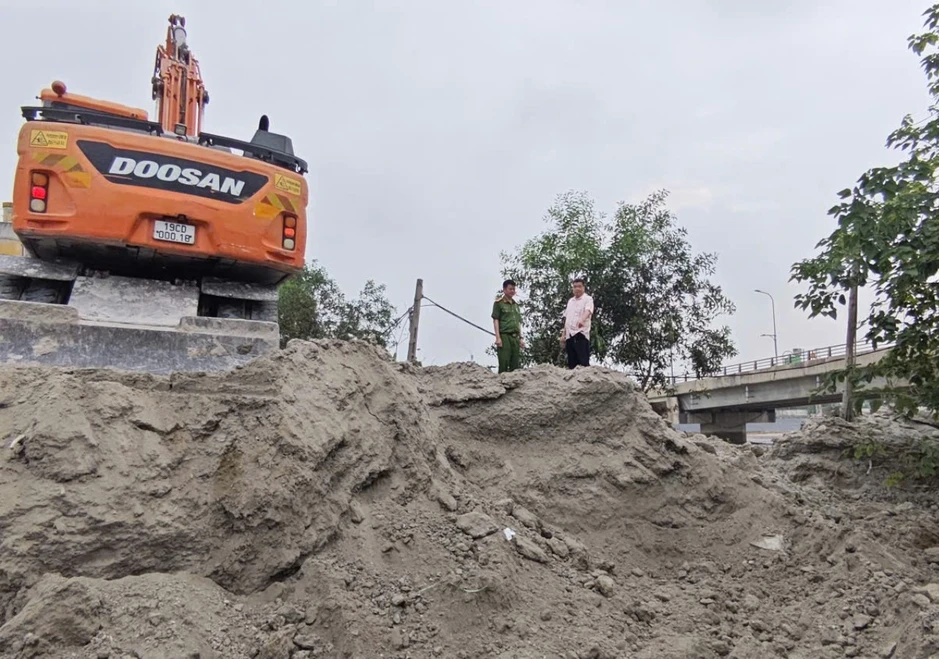 Khởi tố chủ doanh nghiệp đổ hơn 636 tấn bã bê tông ra khu vực ven sông Hồng Khởi tố chủ doanh nghiệp đổ hơn 636 tấn bã bê tông ra khu vực ven sông Hồng