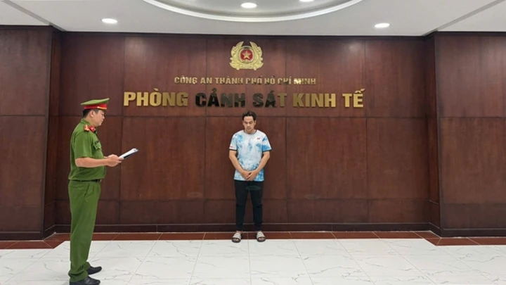 Khởi tố chủ hộ bán giày dép giả nhãn hiệu nổi tiếng, thu lợi hơn 1 tỷ đồng Khởi tố chủ hộ bán giày dép giả nhãn hiệu nổi tiếng, thu lợi hơn 1 tỷ đồng
