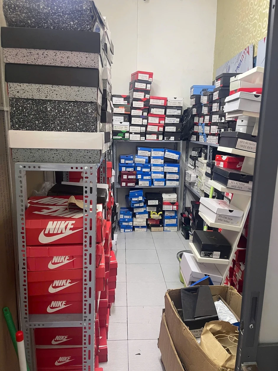 Khởi tố chủ hộ kinh doanh K.W Sneaker buôn bán hơn 1.400 đôi giày, dép giả mạo nhãn hiệu Khởi tố chủ hộ kinh doanh K.W Sneaker buôn bán hơn 1.400 đôi giày, dép giả mạo nhãn hiệu