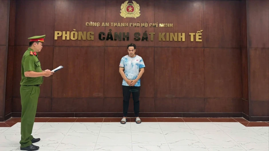 Khởi tố chủ hộ kinh doanh K.W Sneaker buôn bán hơn 1.400 đôi giày, dép giả mạo nhãn hiệu Khởi tố chủ hộ kinh doanh K.W Sneaker buôn bán hơn 1.400 đôi giày, dép giả mạo nhãn hiệu
