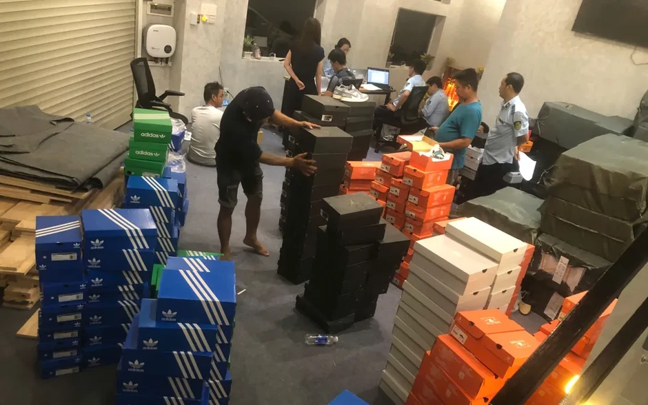 Khởi tố chủ kho giày giả mạo Nike, Adidas bán qua Shopee Khởi tố chủ kho giày giả mạo Nike, Adidas bán qua Shopee