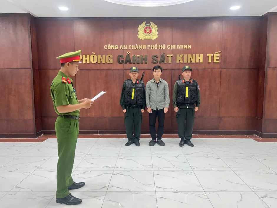 Khởi tố chủ kho giày giả mạo Nike, Adidas bán qua Shopee Khởi tố chủ kho giày giả mạo Nike, Adidas bán qua Shopee