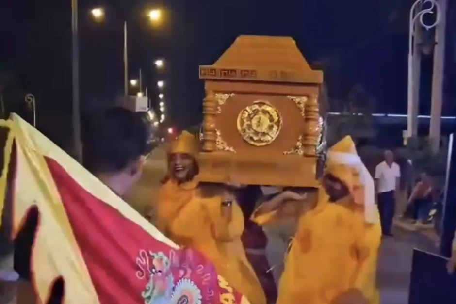 Khởi tố chủ một trại hòm cùng 6 đồng phạm khiêng quan tài nhảy múa trên đường phố Khởi tố chủ một trại hòm cùng 6 đồng phạm khiêng quan tài nhảy múa trên đường phố