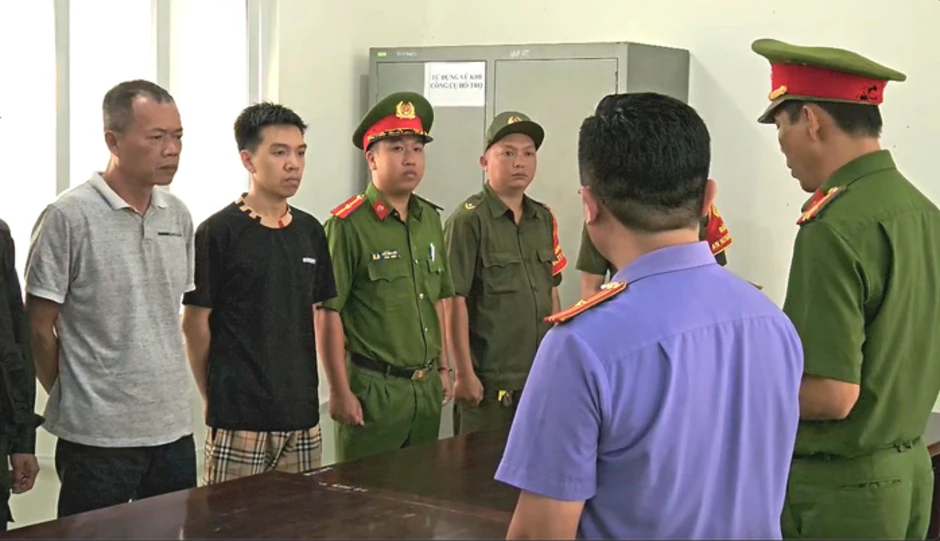 Khởi tố chủ quán cơm niêu và nhân viên đánh du khách từ mâu thuẫn đậu xe Khởi tố chủ quán cơm niêu và nhân viên đánh du khách từ mâu thuẫn đậu xe