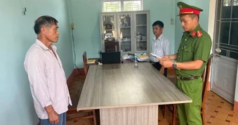 Khởi tố chủ trại heo xả hơn 240 tấn chất thải ra môi trường