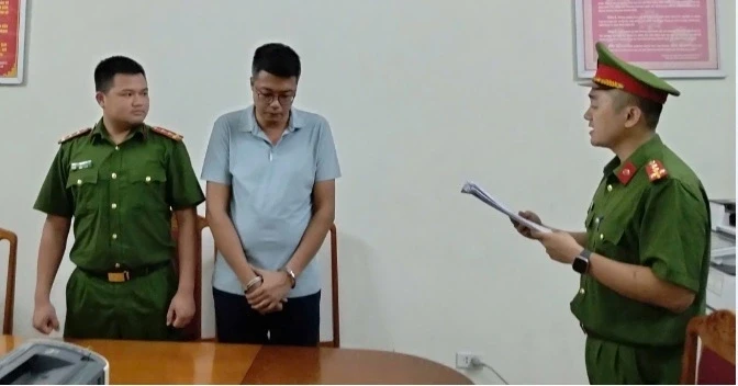Khởi tố cựu cán bộ ngân hàng chiếm đoạt nhiều sổ đỏ của khách hàng Khởi tố cựu cán bộ ngân hàng chiếm đoạt nhiều sổ đỏ của khách hàng
