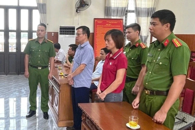 Khởi tố cựu chủ tịch xã cùng thuộc cấp để ngoài sổ sách hơn 1,4 tỷ đồng Khởi tố cựu chủ tịch xã cùng thuộc cấp để ngoài sổ sách hơn 1,4 tỷ đồng