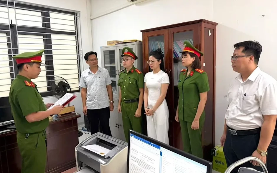 Khởi tố đối tượng bịa chuyện “hối lộ cơ quan thuế” để chiếm đoạt tài sản Khởi tố đối tượng bịa chuyện “hối lộ cơ quan thuế” để chiếm đoạt tài sản