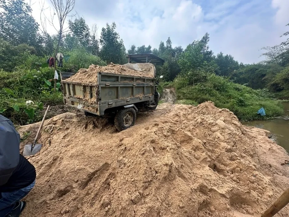 Khởi tố đối tượng khai thác cát trái phép, cảnh báo nguy cơ thất thoát tài nguyên và hệ lụy môi trường Khởi tố đối tượng khai thác cát trái phép, cảnh báo nguy cơ thất thoát tài nguyên và hệ lụy môi trường
