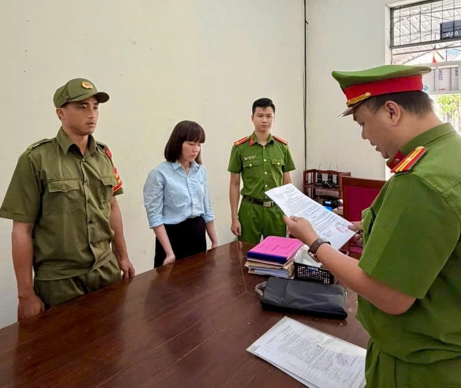 Khởi tố đối tượng lừa đảo 1,5 tỷ đồng dưới vỏ bọc "đáo hạn ngân hàng" Khởi tố đối tượng lừa đảo 1,5 tỷ đồng dưới vỏ bọc "đáo hạn ngân hàng"