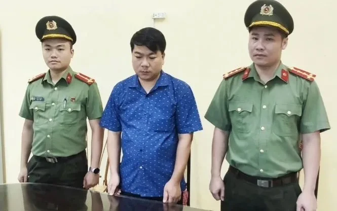 Khổi tố đối tượng lừa đảo chiếm đoạt tài sản và làm giả tài liệu của cơ quan, tổ chức