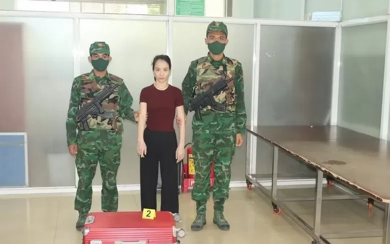 Khởi tố đối tượng mang súng quân dụng từ Campuchia về Việt Nam Khởi tố đối tượng mang súng quân dụng từ Campuchia về Việt Nam