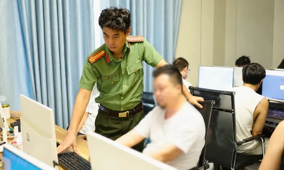Khởi tố đối tượng người Trung Quốc tổ chức cho người khác ở lại Việt Nam trái phép Khởi tố đối tượng người Trung Quốc tổ chức cho người khác ở lại Việt Nam trái phép