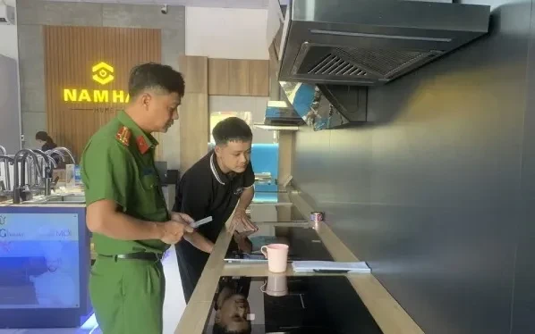 Khởi tố đối tượng phù phép bếp điện từ Trung Quốc thành hàng Đức, Thái Lan để lừa dối người tiêu dùng Khởi tố đối tượng phù phép bếp điện từ Trung Quốc thành hàng Đức, Thái Lan để lừa dối người tiêu dùng