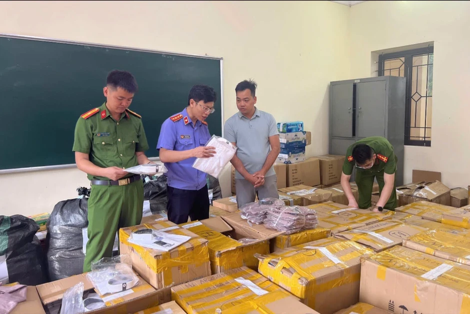 Khởi tố đối tượng sản xuất, kinh doanh 16.000 sản phẩm thời trang giả mạo nhãn hiệu Khởi tố đối tượng sản xuất, kinh doanh 16.000 sản phẩm thời trang giả mạo nhãn hiệu
