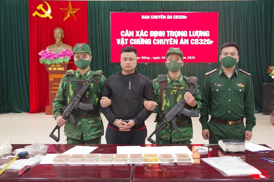 Khởi tố đối tượng vận chuyển 9 bánh heroin Khởi tố đối tượng vận chuyển 9 bánh heroin