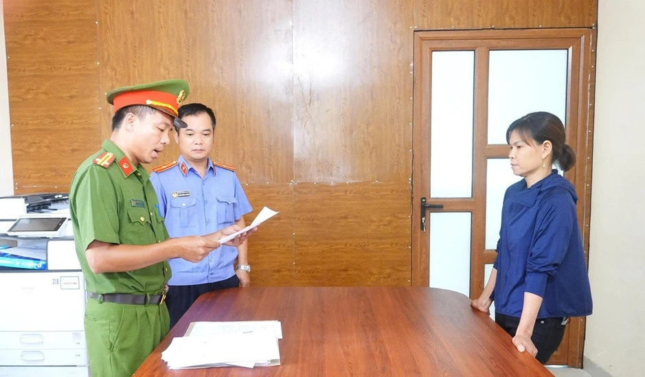 Khởi tố đối tượng xịt nước cao áp khiến người bán rau chảy máu mắt Khởi tố đối tượng xịt nước cao áp khiến người bán rau chảy máu mắt