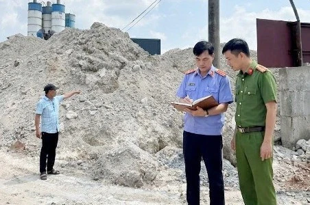 Khởi tố giám đốc công ty đổ hơn 650 tấn chất thải nguy hại ra môi trường Khởi tố giám đốc công ty đổ hơn 650 tấn chất thải nguy hại ra môi trường