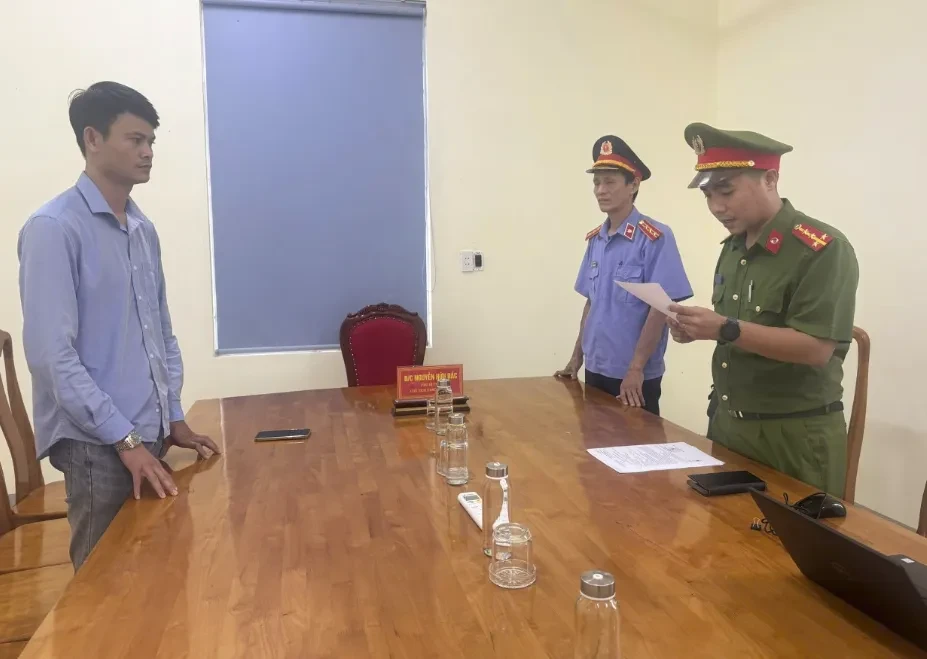 Khởi tố giám đốc công ty sản xuất nước tăng lực giả bán gần trường học
