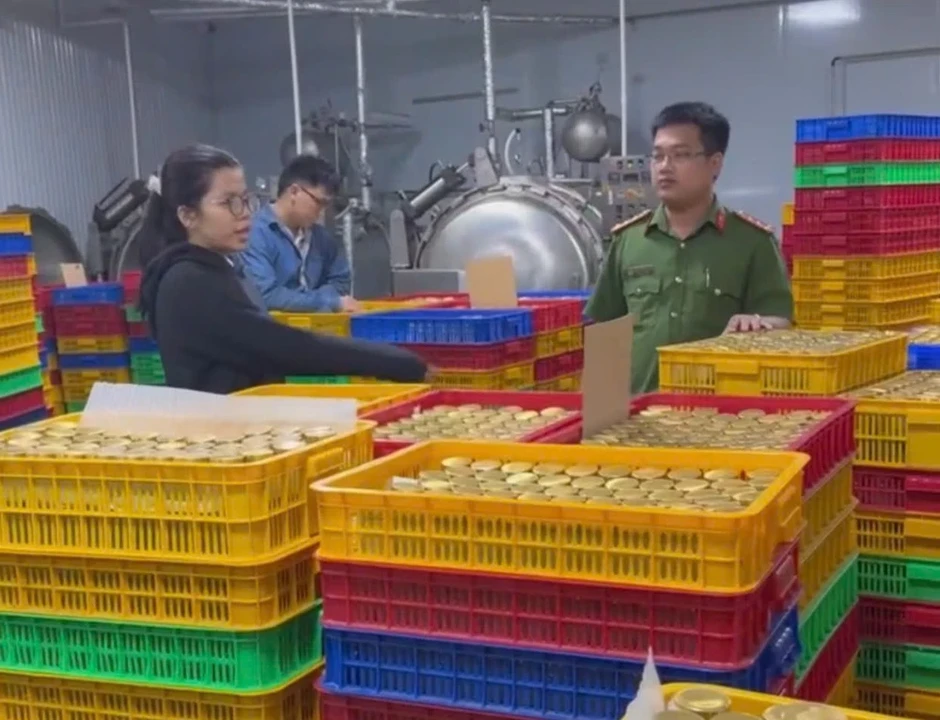 Khởi tố giám đốc làm nước yến giả bán số lượng lớn trên TikTok Khởi tố giám đốc làm nước yến giả bán số lượng lớn trên TikTok