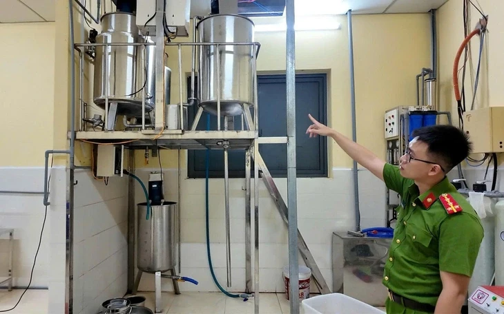 Khởi tố hai bị can sản xuất, buôn bán hơn 70.000 hũ yến giả