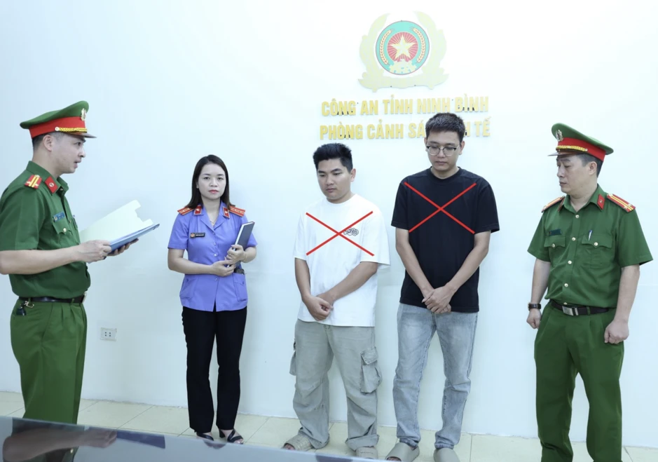 Khởi tố hai đối tượng kinh doanh hơn 7.600 giày, dép ‘Fake’ Khởi tố hai đối tượng kinh doanh hơn 7.600 giày, dép ‘Fake’
