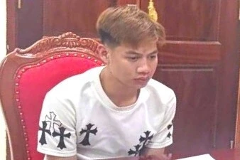Khởi tố hai đối tượng lao xe máy húc "bay" trung tá CSGT Khởi tố hai đối tượng lao xe máy húc "bay" trung tá CSGT