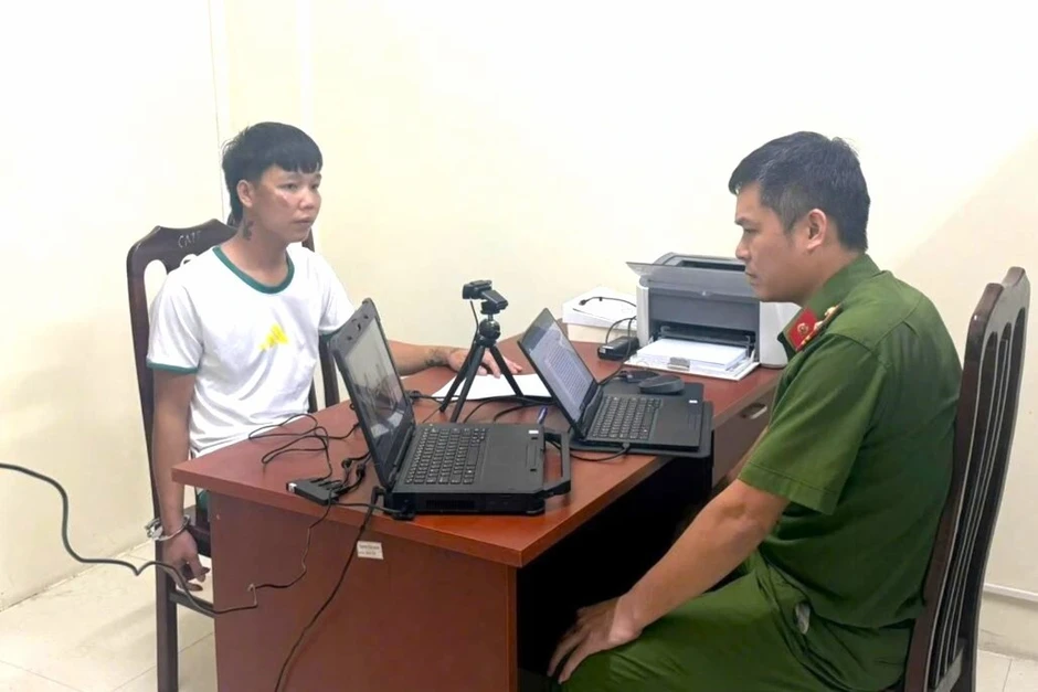 Khởi tố hai đối tượng lao xe máy húc "bay" trung tá CSGT Khởi tố hai đối tượng lao xe máy húc "bay" trung tá CSGT