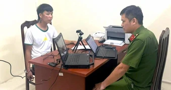 Khởi tố hai đối tượng lao xe máy húc "bay" trung tá CSGT