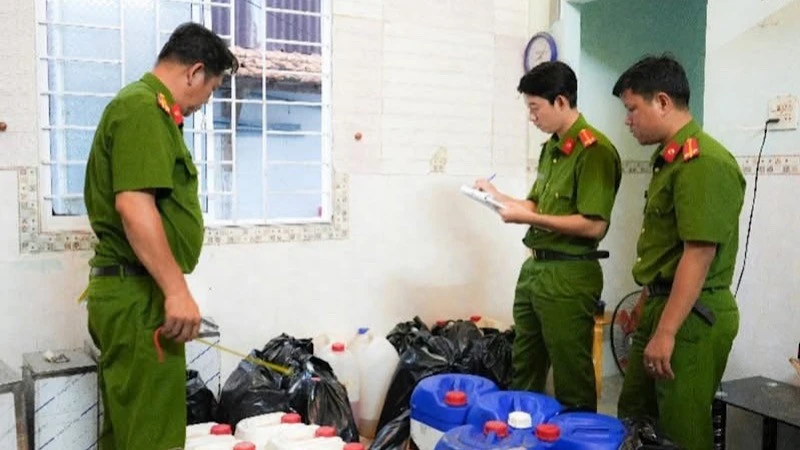 Khởi tố hai đối tượng sản xuất, buôn bán nước hoa giả Khởi tố hai đối tượng sản xuất, buôn bán nước hoa giả