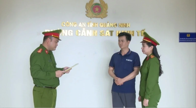 Khởi tố hai mẹ con sản xuất "giấm nếp" bằng a xít và nước lã Khởi tố hai mẹ con sản xuất "giấm nếp" bằng a xít và nước lã