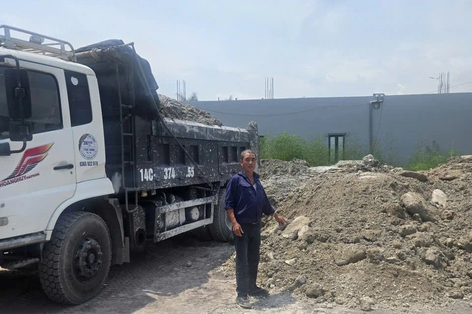 Khởi tố hai người đổ trái phép hơn 261 tấn chất thải bê tông Khởi tố hai người đổ trái phép hơn 261 tấn chất thải bê tông