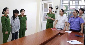 Khởi tố hai nữ sinh túm tóc, đánh hội đồng bạn học trong nhà vệ sinh