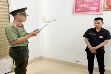 Khởi tố hai thanh niên dùng dao đuổi chém người ở Tây Ninh Khởi tố hai thanh niên dùng dao đuổi chém người ở Tây Ninh