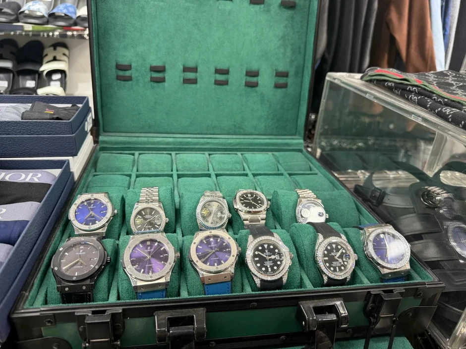 Khởi tố hai vợ chồng hộ kinh doanh ở Chợ Lớn bán hàng giả hiệu Gucci, Rolex Khởi tố hai vợ chồng hộ kinh doanh ở Chợ Lớn bán hàng giả hiệu Gucci, Rolex