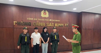 Khởi tố hai vợ chồng hộ kinh doanh ở Chợ Lớn bán hàng giả hiệu Gucci, Rolex